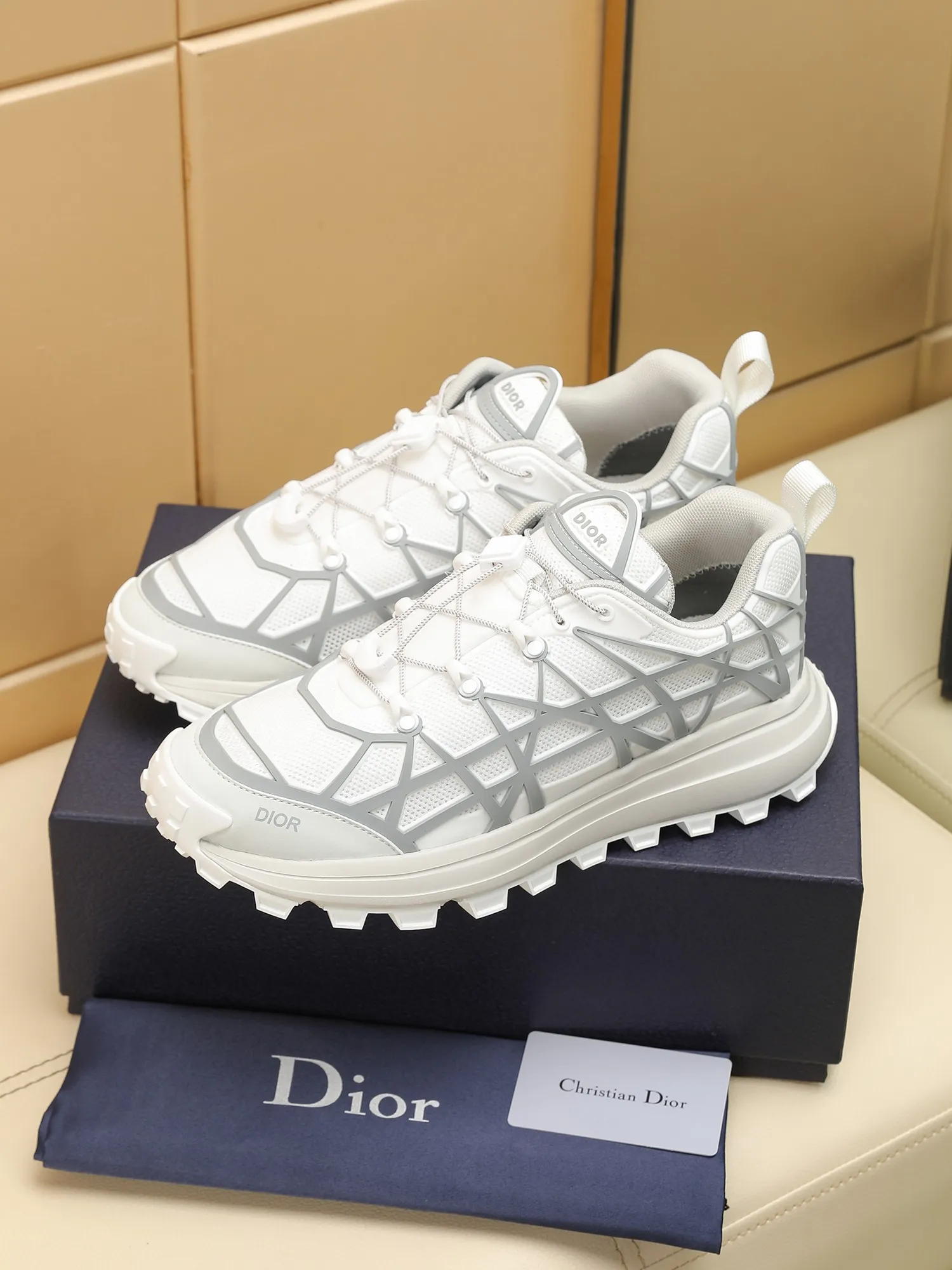 Men's Men's Shoes 💰520 [New Style] 🏍️🏍️Dior-B31 RUNNER sneakers highlight the fashionable silhouette, decorated with curved cannage pattern, reinterpreting classic patterns in a structural style, enriching Dior's 2023 summer men's wear series. Meticulously crafted using the advanced craftsmanship of hiking shoes, it blends outdoor culture with Dior heritage. Code number 38-45, multiple colors available, 38-44 (45 can be customized